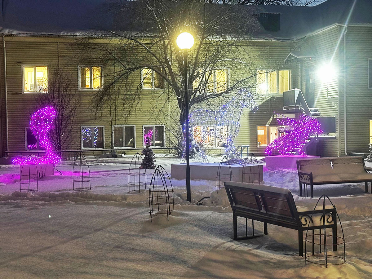 Сотрудники депо Тюмень изготовили новогоднюю инсталляцию для украшения территории предприятия