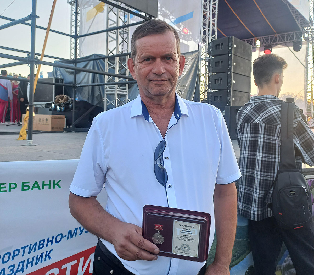 Слесаря сервисного локомотивного депо «Чита» наградил начальник Забайкальской железной дороги